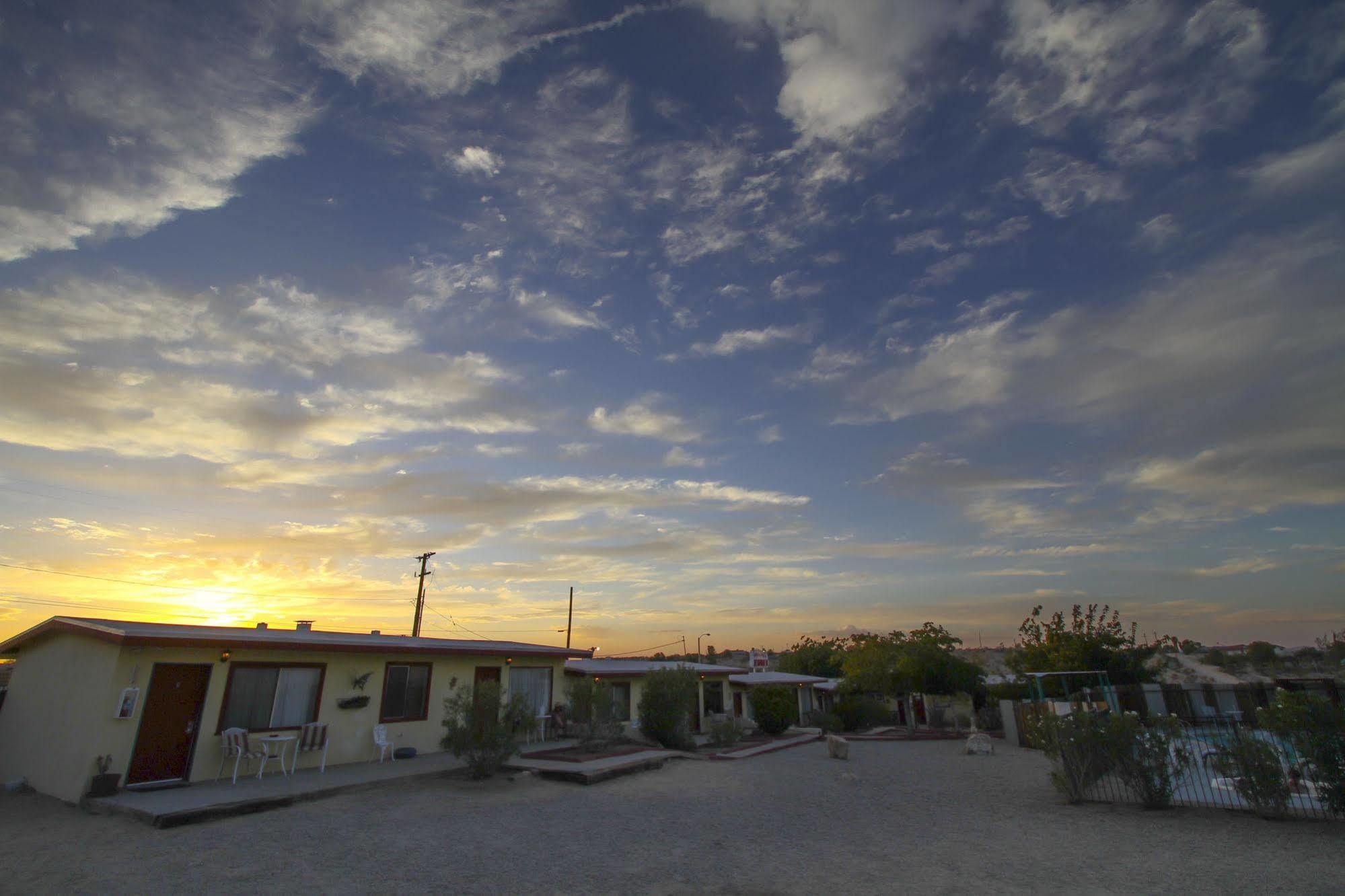 טוונטיניין פאלמס Harmony Motel מראה חיצוני תמונה